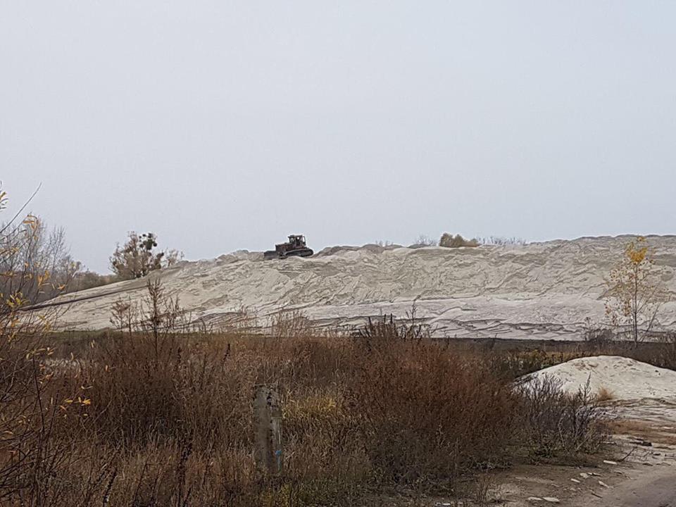 Голова селища Погреби погрожує активістам ''СтопКору'' на незаконній точці видобутку піску