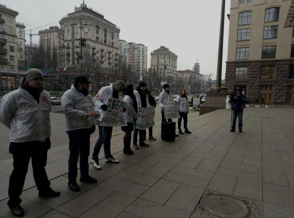 ''СтопКор'' пікетує Київраду з вимогою розірвати договір із забудовником скверу розвідника Максима Шаповала у Києві