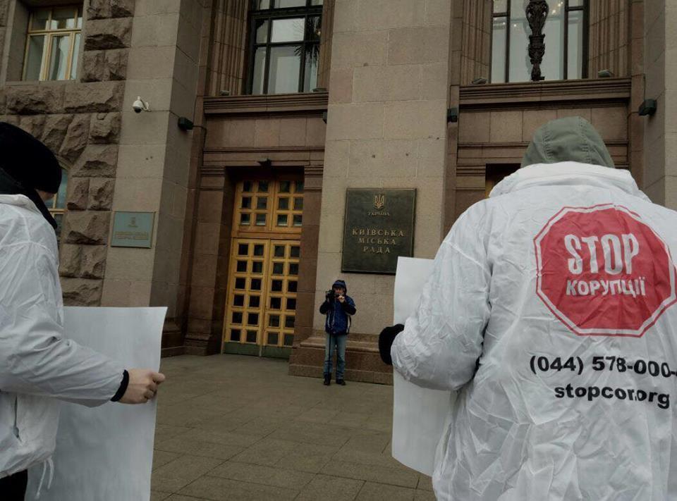 ''СтопКор'' пікетує Київраду з вимогою розірвати договір із забудовником скверу розвідника Максима Шаповала у Києві