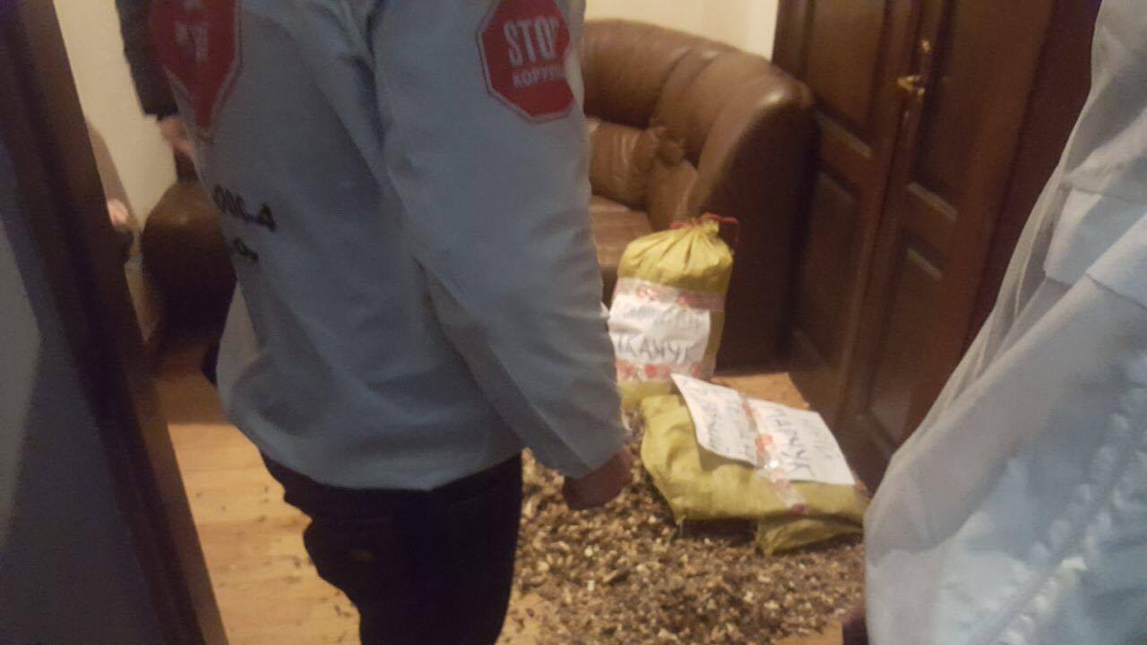 ''СтопКор'' приніс мішки із тирсою до Державного агентства лісових ресурсів України
