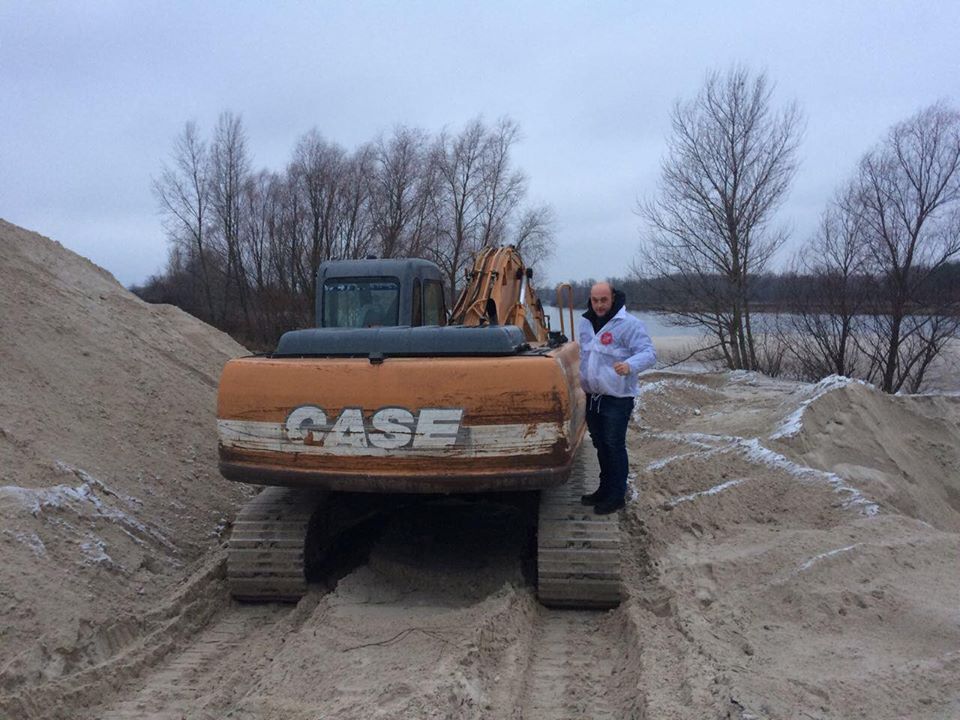 ''СтопКор'' викрив точку незаконного складування піску у селі Рожни на Київщині