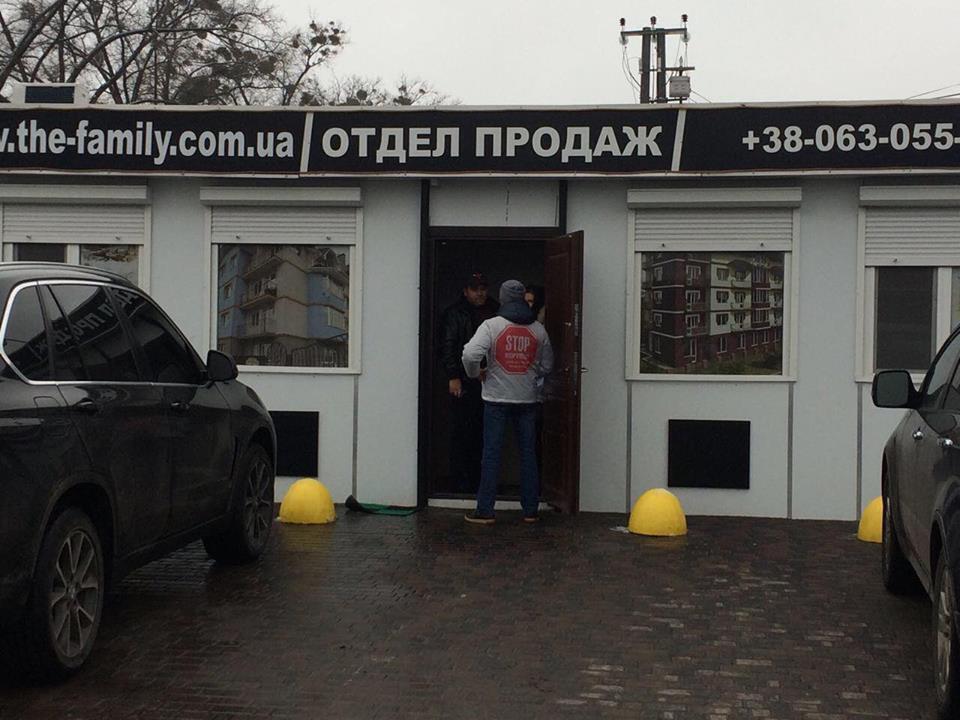 Власник незаконного будівництва у Гатному пообіцяв продати свій джип, щоб помститись активістам ''СтопКору''