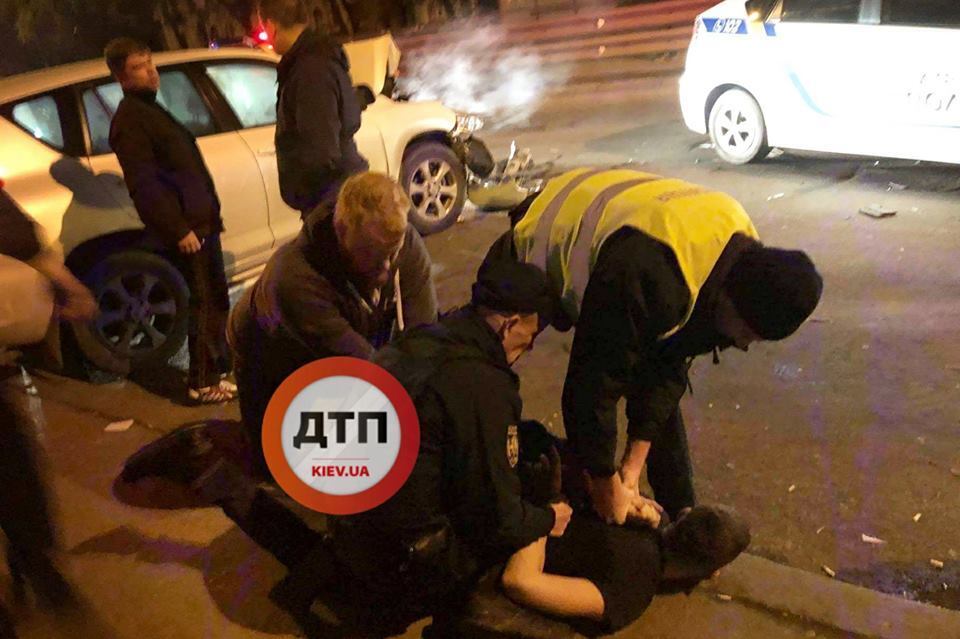 У Києві п'яна компанія з неповнолітнім водієм влаштувала ДТП і намагалася втекти з місця події
