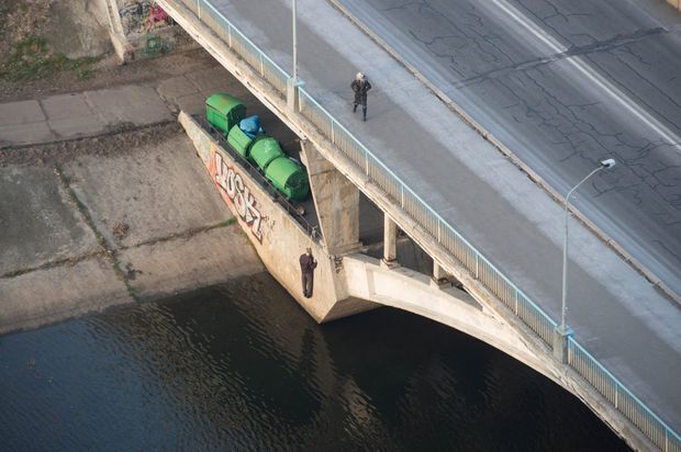 У Києві на мосту повісився чоловік