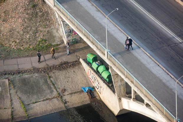 У Києві на мосту повісився чоловік