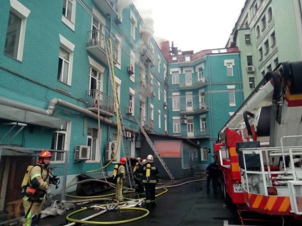 У центрі Києва масштабна пожежа – з палаючої історичної будівлі евакуювали людей. Кадри