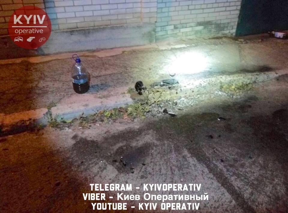 Ніч підпалів в Києві: палали машини і коктейлі Молотова – кадри