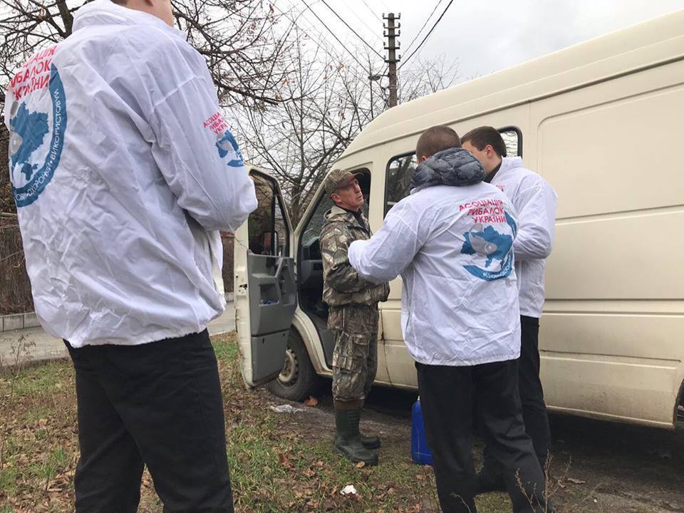Колеги ''СтопКору'' з Асоціації риболовів України почали збір підписів проти незаконного паркану на Осокорках у Києві