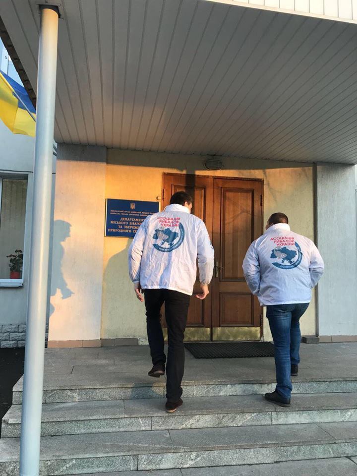 Колеги ''СтопКору'' з ''Асоціації риболовів'' звернулись до профільних департаментів КМДА через незаконний паркан на Осокорках у Києві
