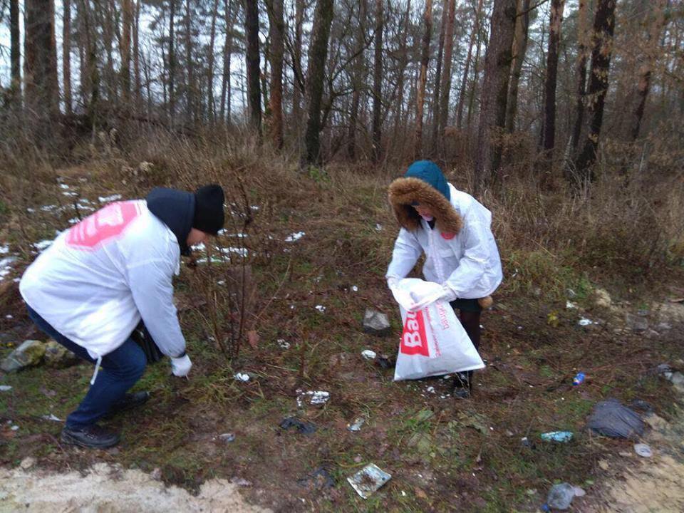 ''СтопКор'' провів суботник з прибирання львівського сміття під Борисполем
