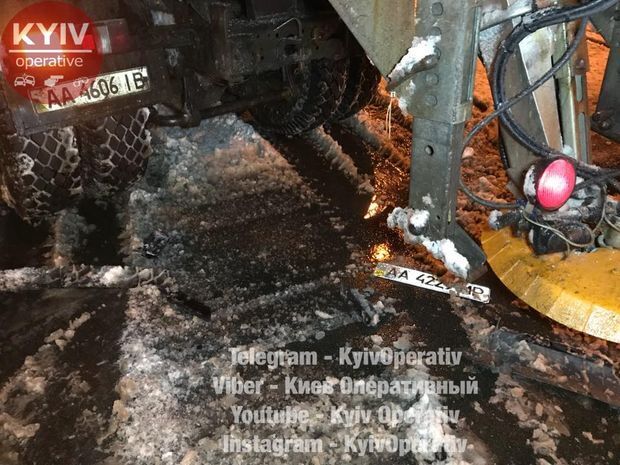 У Києві снігоприбиральна машина влаштувала ДТП, постраждала дитина