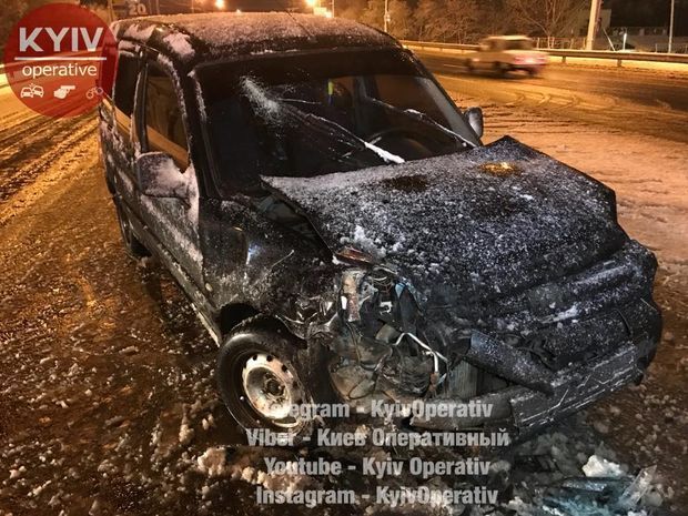 У Києві снігоприбиральна машина влаштувала ДТП, постраждала дитина