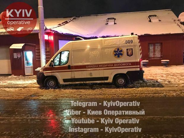 У Києві снігоприбиральна машина влаштувала ДТП, постраждала дитина