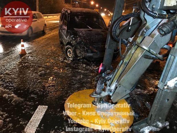 У Києві снігоприбиральна машина влаштувала ДТП, постраждала дитина