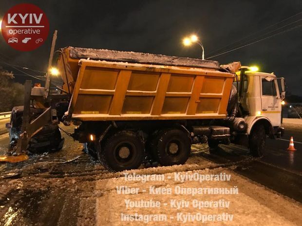 У Києві снігоприбиральна машина влаштувала ДТП, постраждала дитина