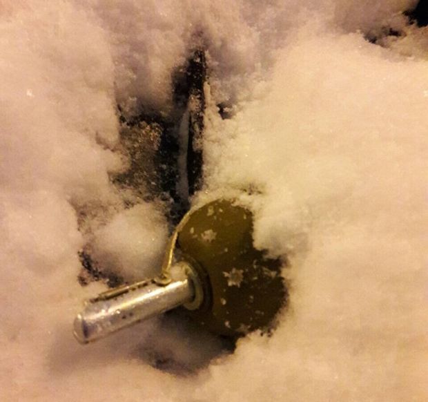 У центрі Києва чиновник ледь не загинув, розчищаючи авто від снігу