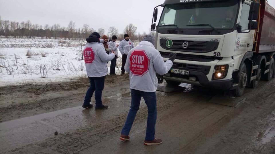 ''СтопКор'' провів контрольне зважування ваговозів на піщаній точці на Київщині