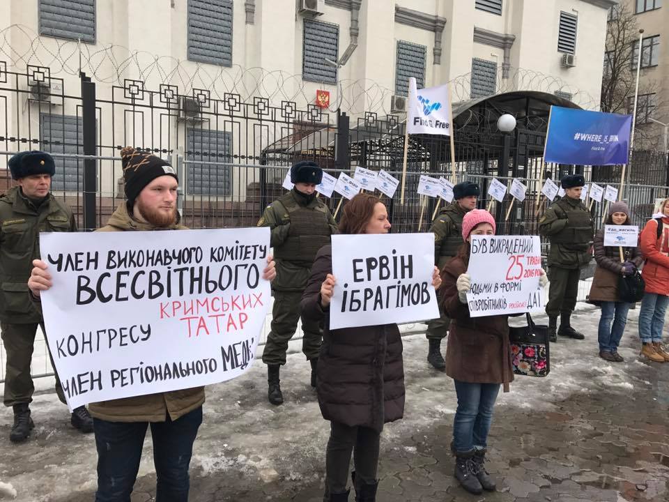 Під посольством Росії організували мітинг через зниклих у Криму людей