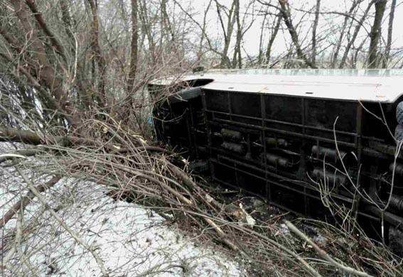 На Донеччині перекинувся автобус із 53-ма пасажирами