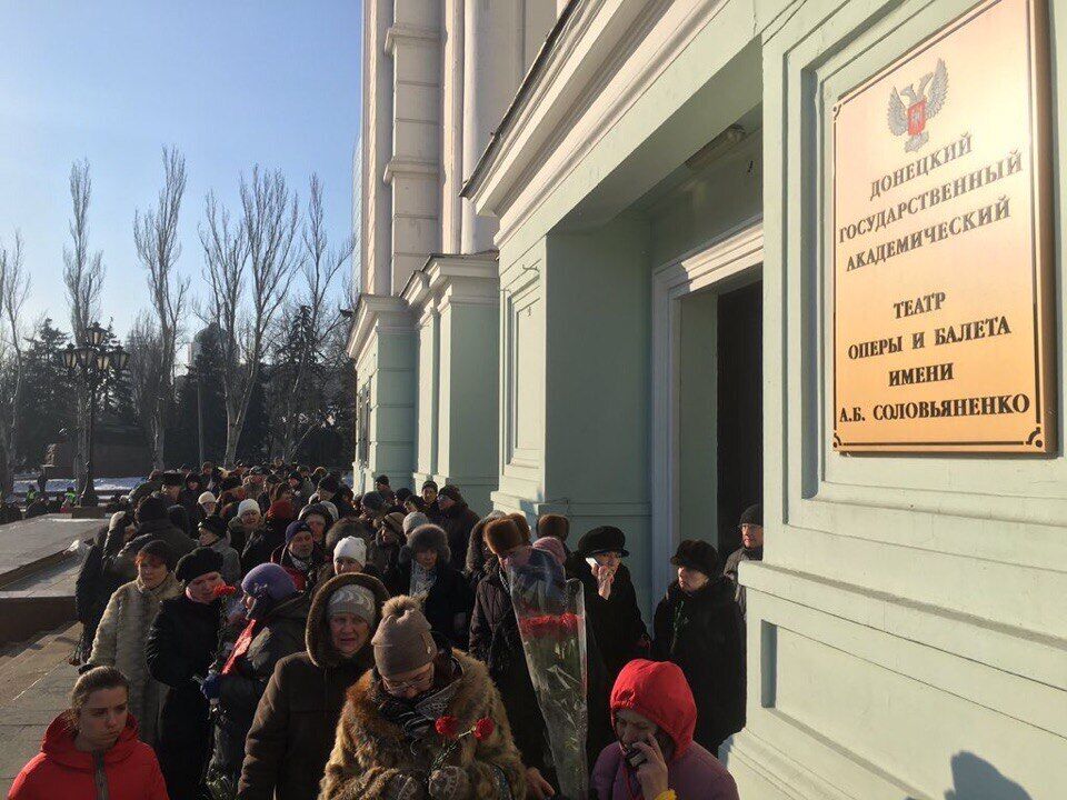 У Донецьку прощаються з Гіві: бойовики зігнали мешканців усього міста. ФОТО