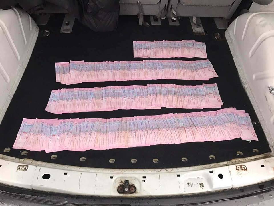 На Закарпатті поліцейський попався на 2 тис дол. хабара