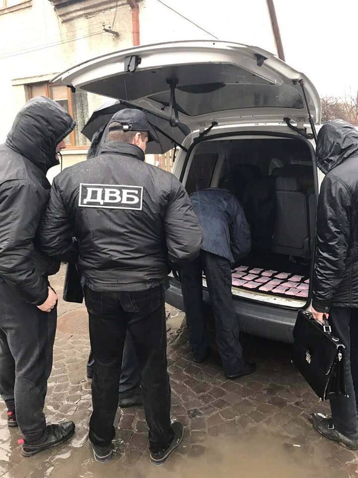 На Закарпатті поліцейський попався на 2 тис дол. хабара