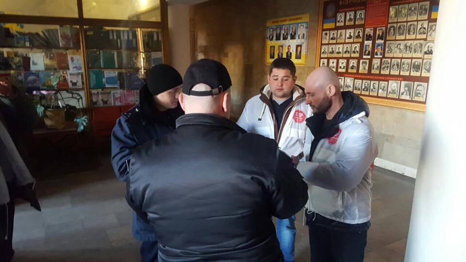 На журналіста ''СтопКору'' у Хмільнику напав депутат міськради