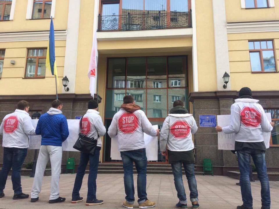 ''СтопКор'' пікетував Вищу раду правосуддя через поновлення на посаді судді Ємельянова