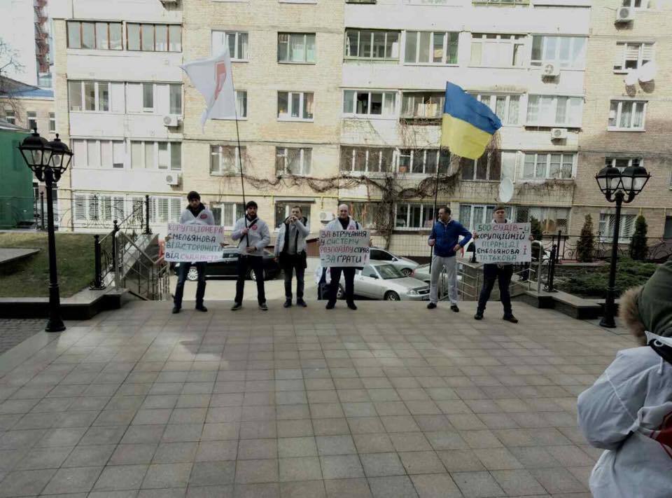 ''СтопКор'' пікетував Вищу раду правосуддя через поновлення на посаді судді Ємельянова
