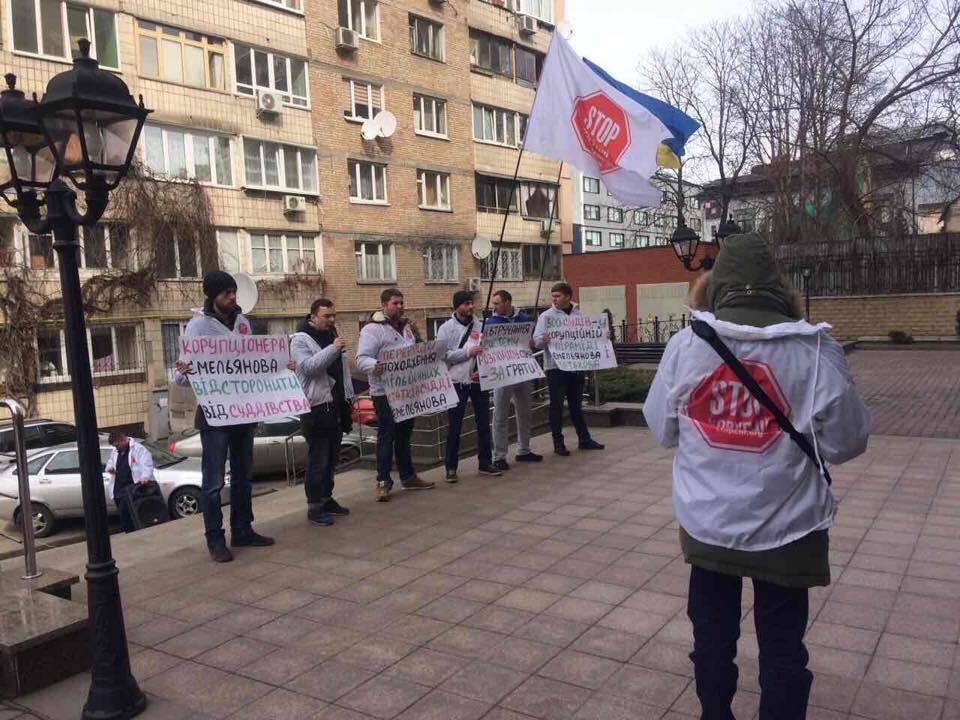 ''СтопКор'' пікетував Вищу раду правосуддя через поновлення на посаді судді Ємельянова