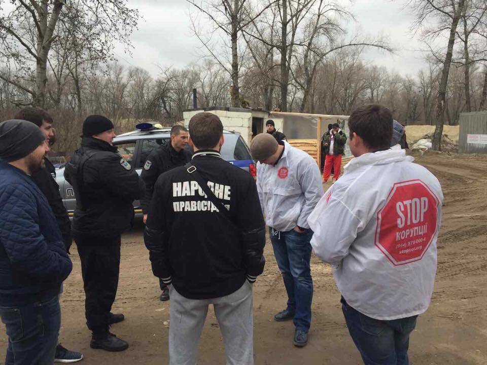 Активістів ''Стоп корупції'' заблокували на нелегальній піщаній точці в Києві