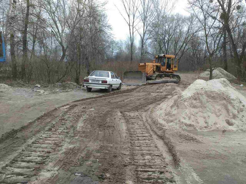 Активістів ''Стоп корупції'' заблокували на нелегальній піщаній точці в Києві