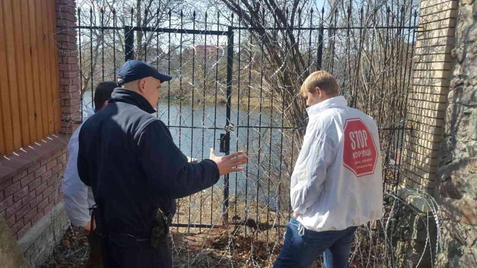 Після звернення ''СтопКору'', комунальники взялися за незаконний паркан рейдерки Софієнко