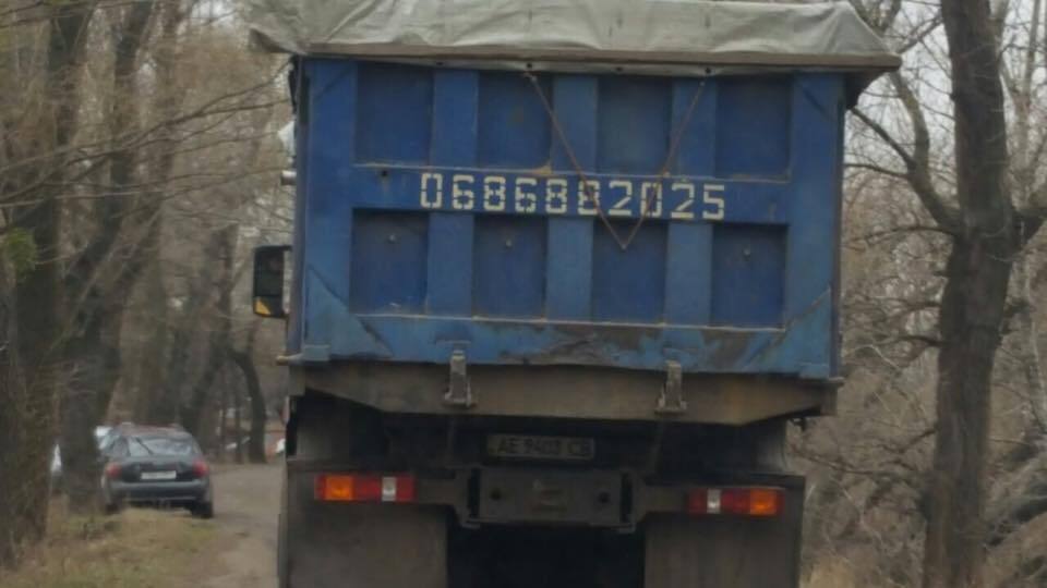 ''СтопКор'' дізнався, хто замовляє пісок у нелегалів з озера Миколайчик