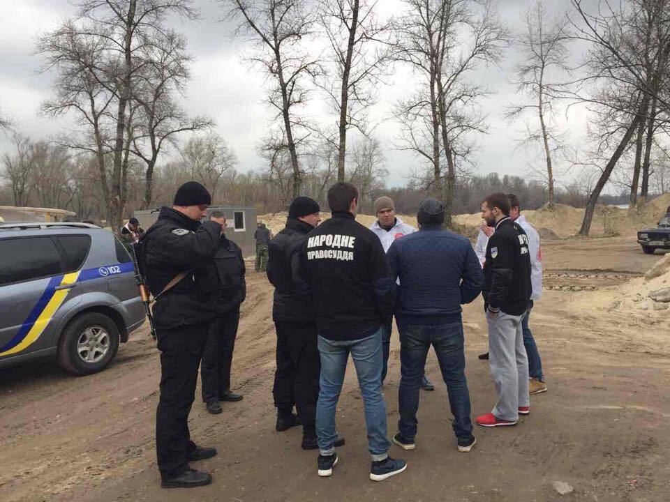 Активістів ''Стоп корупції'' заблокували на нелегальній піщаній точці в Києві