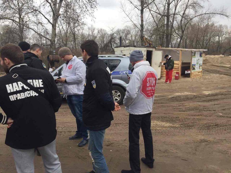 Активістів ''Стоп корупції'' заблокували на нелегальній піщаній точці в Києві