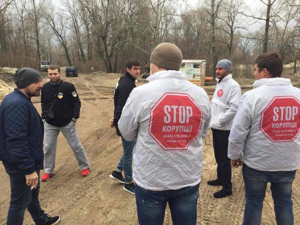 Активістів ''Стоп корупції'' заблокували на нелегальній піщаній точці в Києві