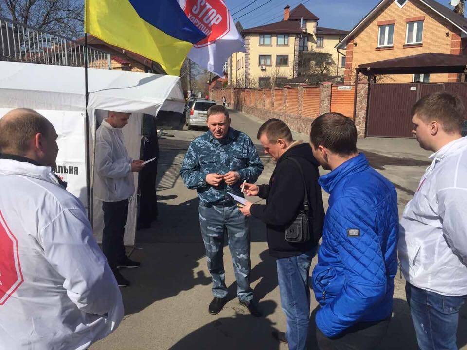 Після звернення ''СтопКору'', комунальники взялися за незаконний паркан рейдерки Софієнко