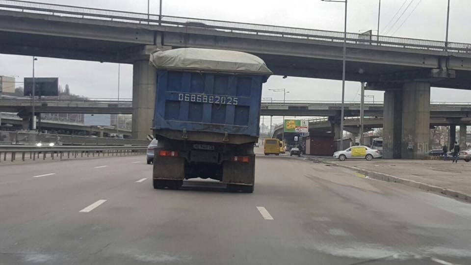 ''СтопКор'' дізнався, хто замовляє пісок у нелегалів з озера Миколайчик