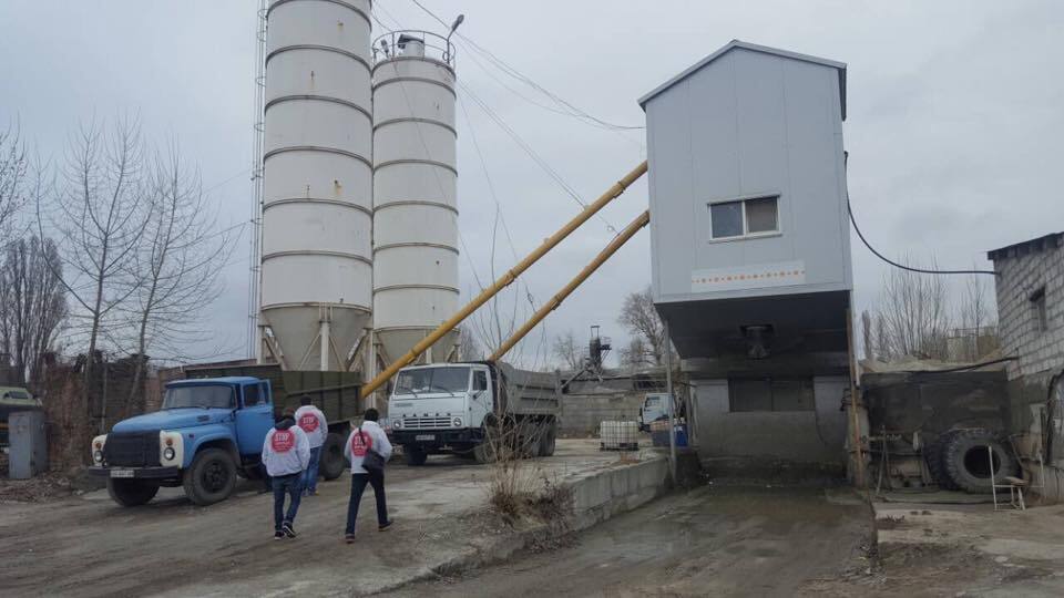 ''СтопКор'' дізнався, хто замовляє пісок у нелегалів з озера Миколайчик