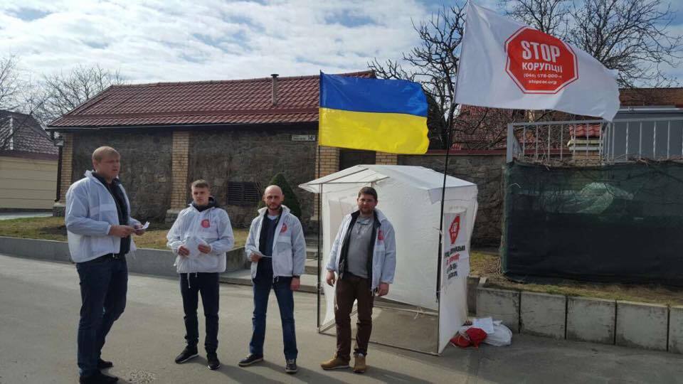 Після звернення ''СтопКору'', комунальники взялися за незаконний паркан рейдерки Софієнко