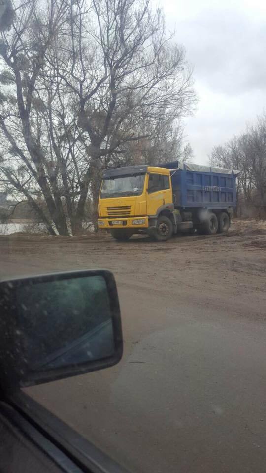 ''СтопКор'' дізнався, хто замовляє пісок у нелегалів з озера Миколайчик