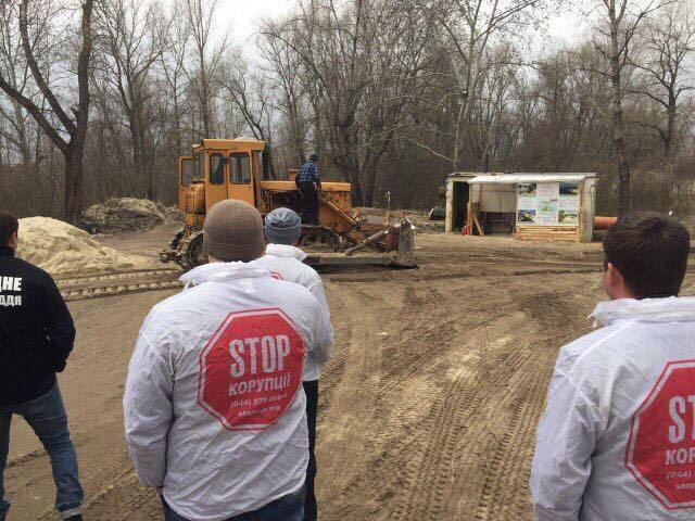 Активістів ''Стоп корупції'' заблокували на нелегальній піщаній точці в Києві