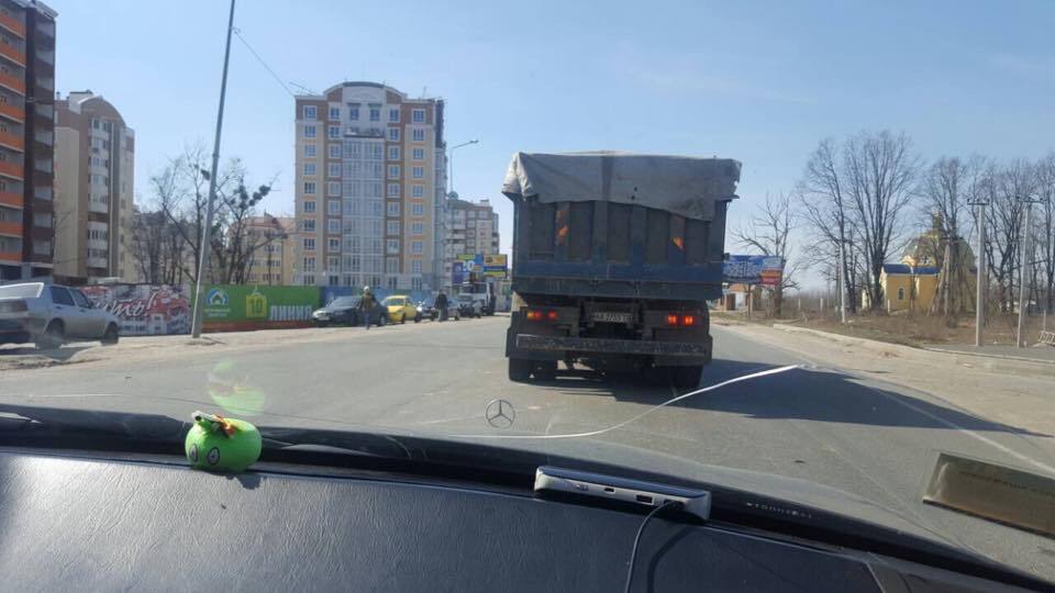 ''СтопКор'' зафіксував дві вантажівки на незаконній точці видобутку піску у Голосієво