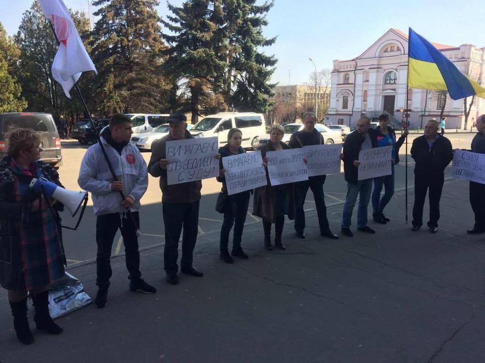 Активісти ''Стоп корупції'' вийшли на підтримку правоохоронця, якого звинувачують у побитті неповнолітнього