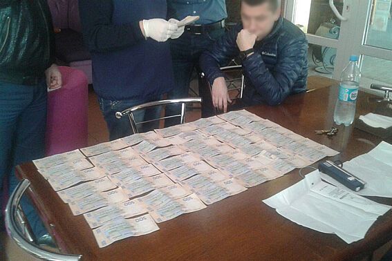Черкаські поліцейські спіймали на хабарі у понад 30 тисяч начальника відділу ДВС