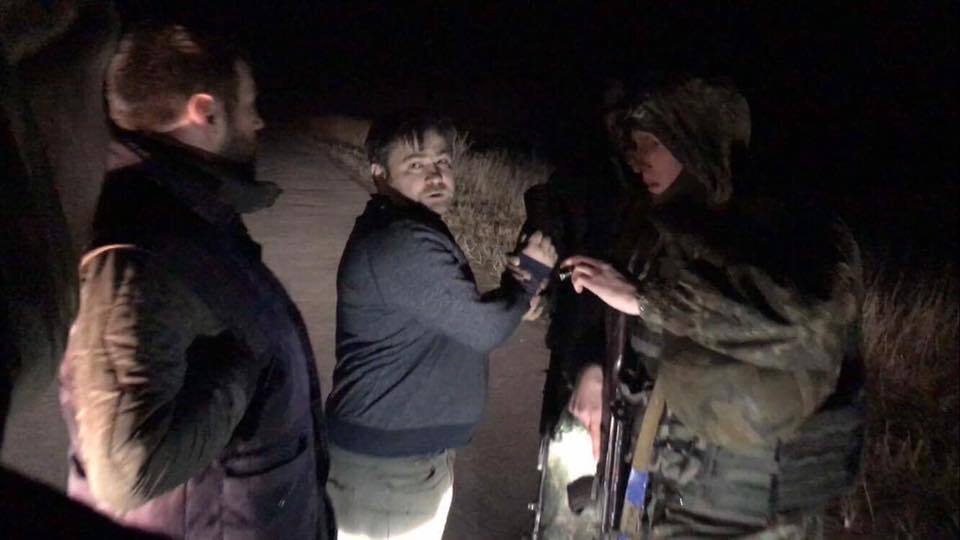 На блокпосту Парасюк побив та пограбував журналіста в присутності поліції – ЗМІ