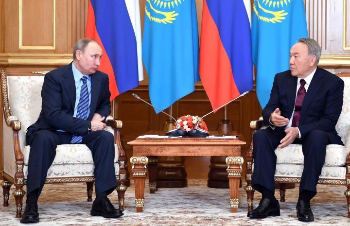 У Мережі посміялися над Путіним, який прийшов на зустріч з Назарбаєвим в черевиках Медведєва – кадри