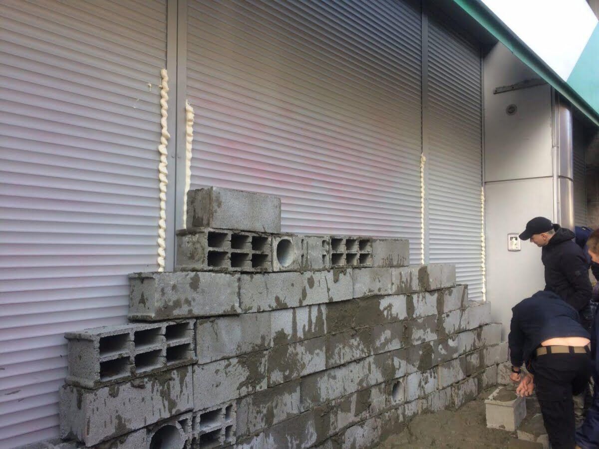 У Києві активісти замурували парадний вхід в ''Сбербанк''