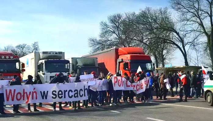 Фейковий мітинг на Львівщині: бомжів та неповнолітніх намагалися видати за етнічних поляків